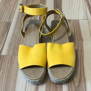 Yellow platform sandals. Soda. 8